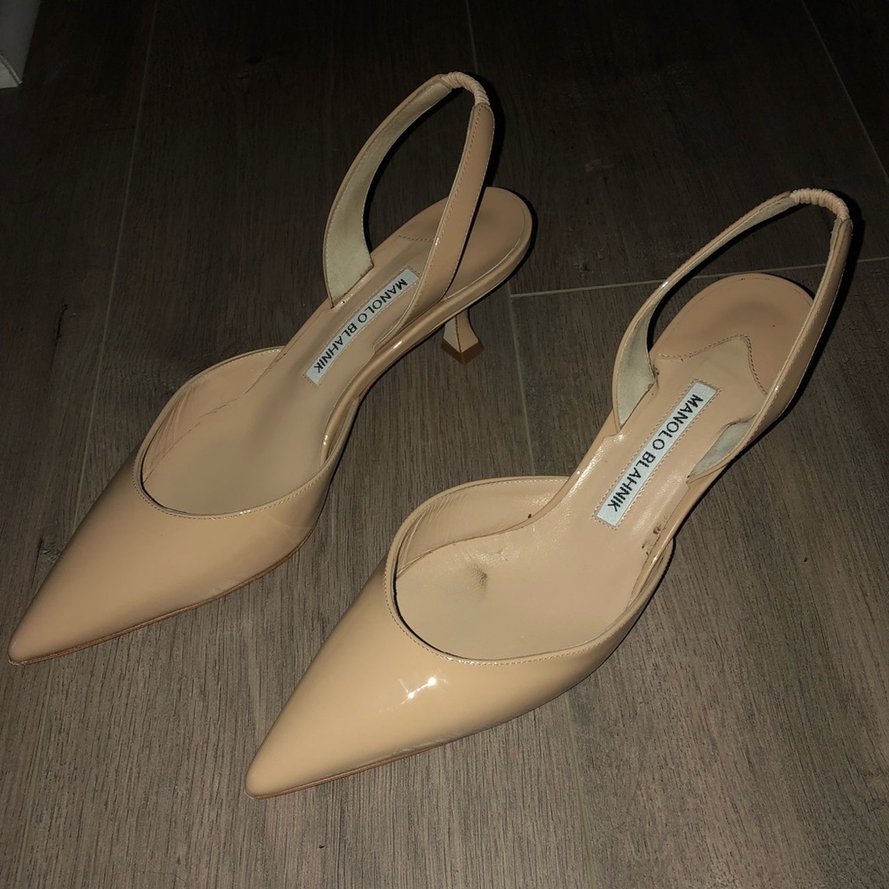 Manolo Blahnik Carolyne nude slingback pumps